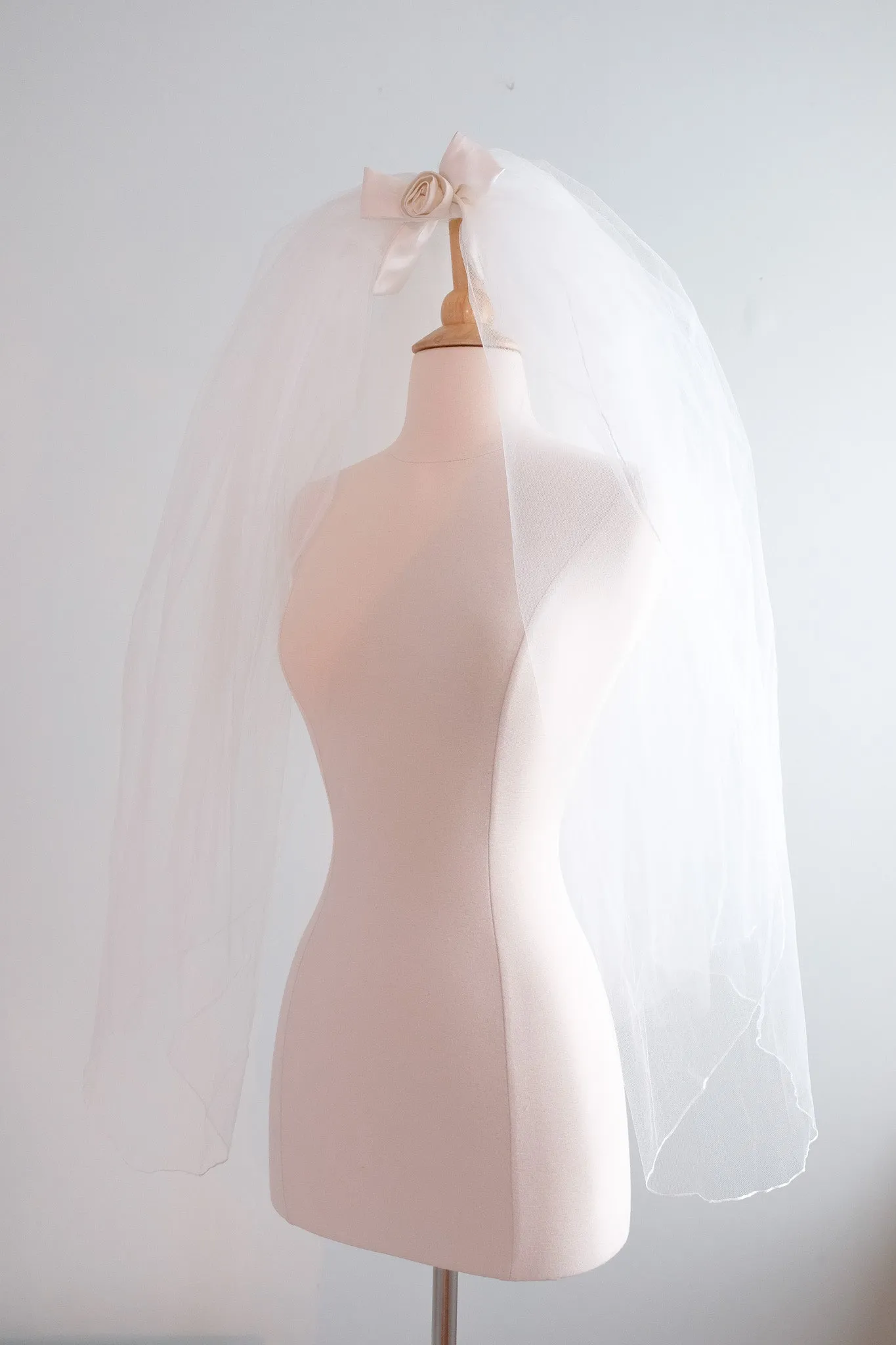 Adorable Vintage Bow Wedding Veil / OS