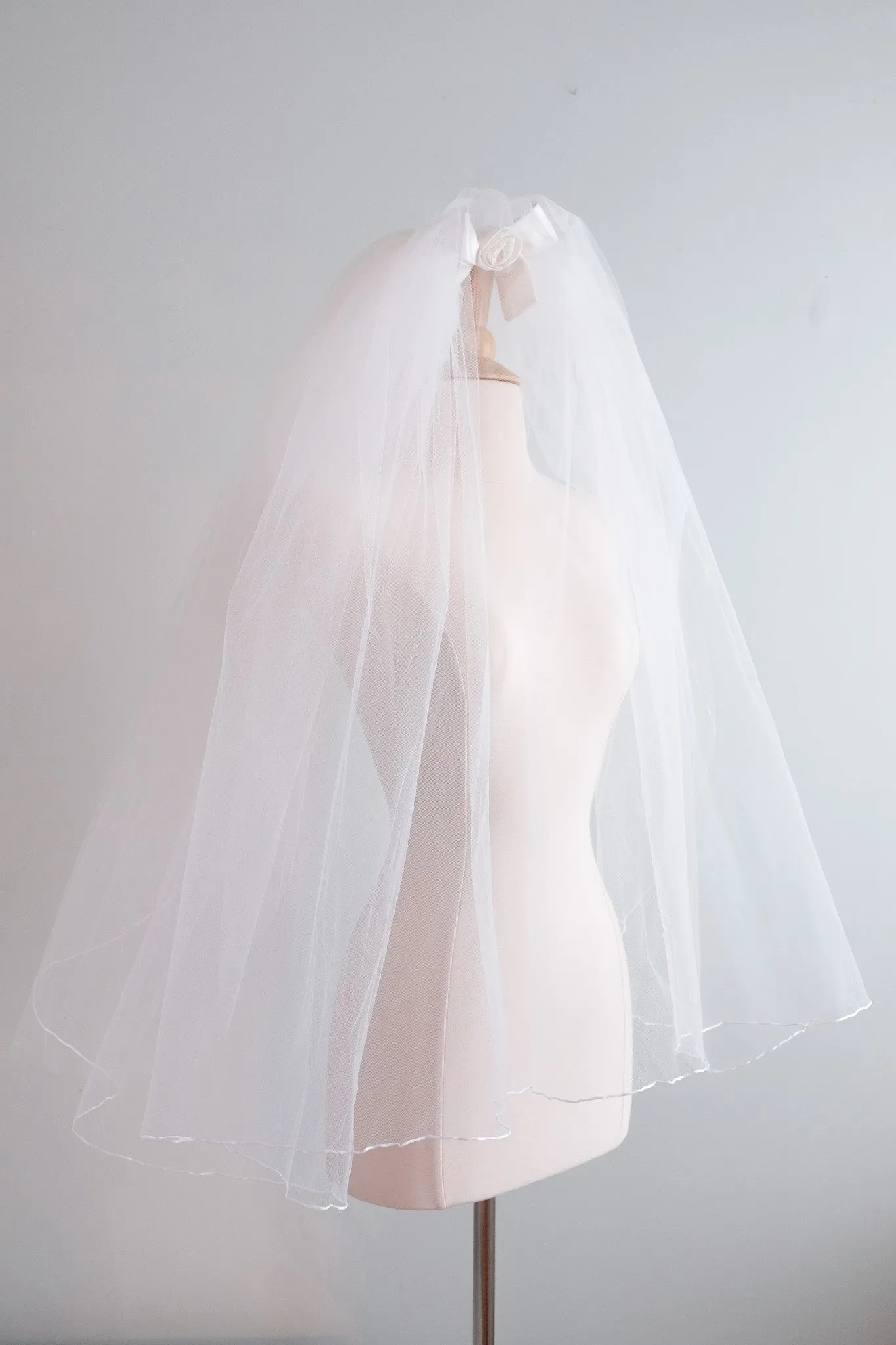 Adorable Vintage Bow Wedding Veil / OS