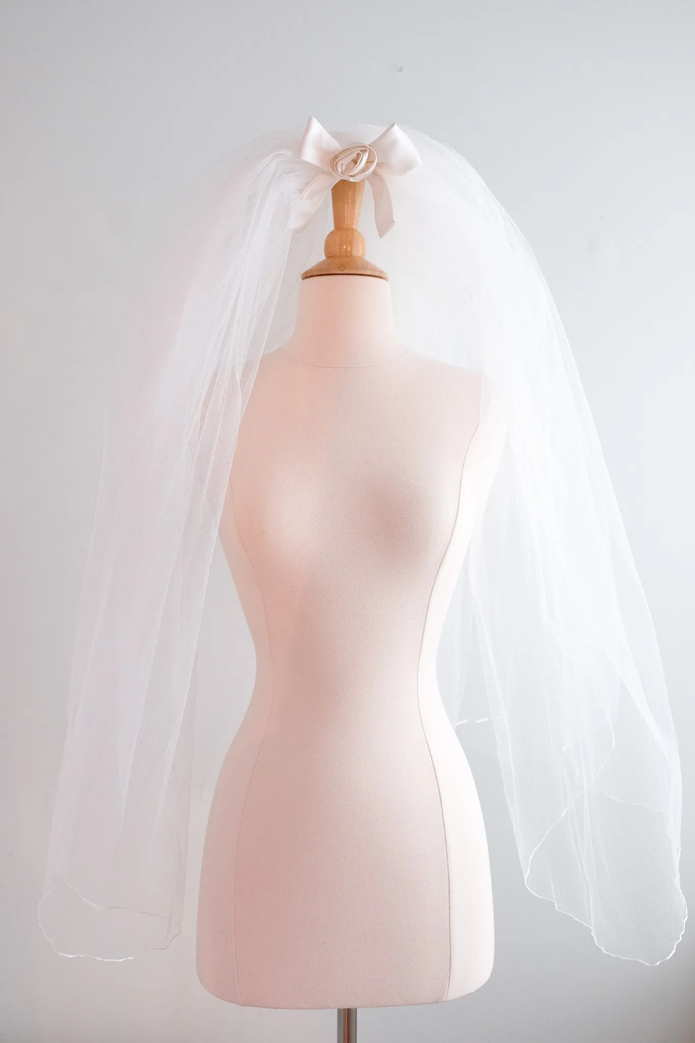 Adorable Vintage Bow Wedding Veil / OS